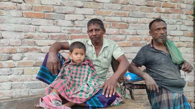 সুরঞ্জন দাসের (বাঁয়ে) এখন মাথাগোঁজার ঠাঁই নেই