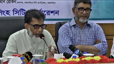সাংবাদিকদের সঙ্গে কথা বলছেন সড়ক পরিবহন ও সেতু মন্ত্রণালয়ের প্রতিমন্ত্রী হাবিবুর রশিদ