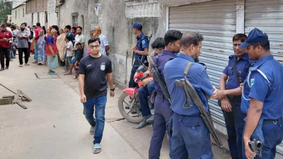 ঘটনাস্থলে পুুলিশ ও স্থানীয়রা