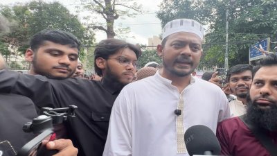 রাজধানীর শাহবাগে কথা বলছেন নাসিরুদ্দীন পাটওয়ারী। ছবি: সংগৃহীত