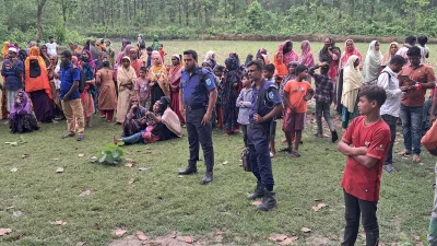 গজারি বন থেকে উদ্ধার করা হয় মরদেহ। এসময় স্থানীয় লোকজনের ভিড় জমে যায়।