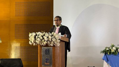আইবিএ সমাবর্তনে বক্তব্য দেন প্রতিষ্ঠানটির পরিচালক অধ্যাপক আবু ইউসুফ মো. আবদুল্লাহ