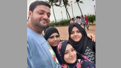 পরিবারের চার সদস্য