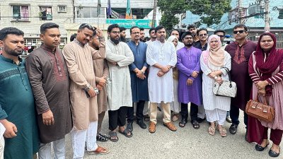 মিরপুরের শাহ আলী মাজার পরিদর্শন করেন এনসিপির কেন্দ্রীয় যুগ্ম আহ্বায়ক ও সংস্কার বাস্তবায়ন কমিটির উপ-প্রধান সারোয়ার তুষারসহ দলের বিভিন্ন পর্যায়ের নেতা