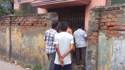 এই বাড়ি থেকে লাশ উদ্ধার করা হয়েছে