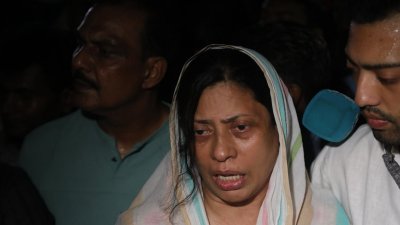 কেন্দ্রীয় শহীদ মিনারে কথা বলছেন কারিনা কায়সারের মা লোপা কায়সার। ছবি: বাংলা ট্রিবিউন