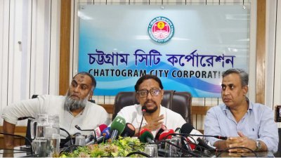 সাংবাদিকদের সঙ্গে কথা বলছেন চট্টগ্রাম সিটি করপোরেশনের (চসিক) মেয়র ডা. শাহাদাত হোসেন