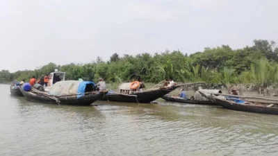 সুন্দরবনে জেলেনৌকা