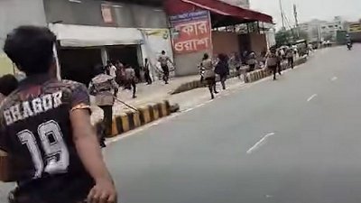 মিরপুরে উচ্ছেদ অভিযানে গিয়ে অবৈধ বস্তিবাসীর হামলার শিকার হন পুলিশ সদস্যরা। ছবিটি ভাইরাল হওয়া ভিডিও থেকে নেওয়া