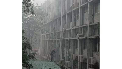 ফায়ার সার্ভিসের ১০টি ইউনিট ৪৫ মিনিট পর আগুন নিয়ন্ত্রণে আনে