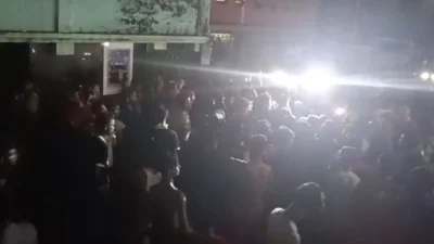 চট্টগ্রামে শিশুকে ধর্ষণের অভিযোগে স্থানীয় লোকজন অভিযুক্ত ব্যক্তির বাসা ঘেরাও করে বিক্ষোভ করছেন