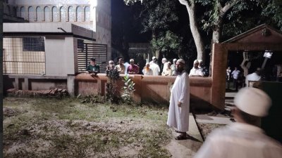 ধর্ষণের পর নৃশংসভাবে হত্যার শিকার আট বছরের শিশু রামিসা আক্তারকে মুন্সীগঞ্জের সিরাজদিখানে দাদা-দাদির কবরের পাশে দাফন