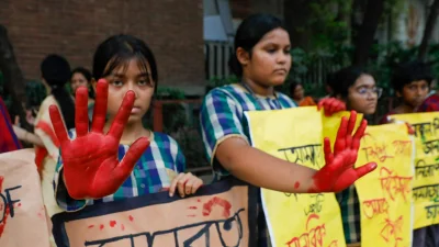 রামিসা হত্যার বিচার দাবিতে মানববন্ধন করছে ছায়ানটের খুদে শিক্ষার্থীরা। ছবি: আহাদুল করিম খান