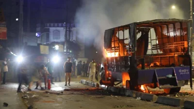 বিক্ষুব্ধ জনতা আগুন ধরিয়ে দেয় পুলিশের গাড়িতে
