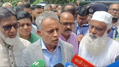 কুমিল্লায় সাংবাদিকদের সঙ্গে কথা বলছেন মন্ত্রী শেখ রবিউল আলম