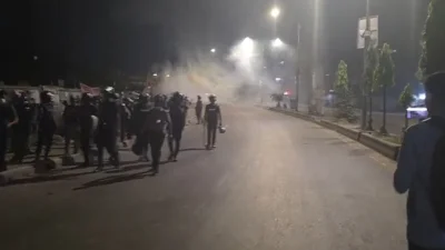 রাত ৯টা থেকে ১১টা পর্যন্ত স্থানীয় লোকজনের সঙ্গে বাকলিয়া এলাকায় আইনশৃঙ্খলা রক্ষাকারী বাহিনীর দফায় দফায় সংঘর্ষের ঘটনা ঘটে