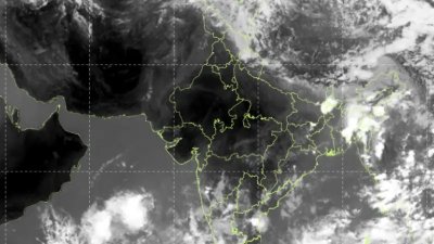 আরব সাগর ও বঙ্গোপসাগরের ওপর দ্রুত বিশাল মৌসুমি মেঘমালা তৈরি হচ্ছে। ছবি: আইএমডি