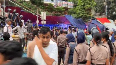 মিরপুর ১০ নম্বর গোলচত্বর এলাকায় আইনশৃঙ্খলা বাহিনী। ছবি: সংগৃহীত
