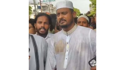 নাসীরুদ্দীন পাটওয়ারীর ওপর ডিম নিক্ষেপ করা হয়েছে