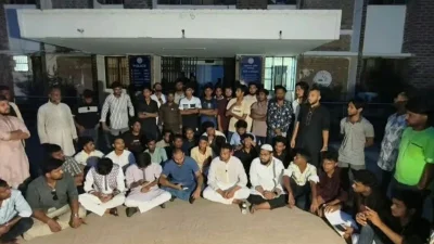 থানার সামনে নেতাকর্মীদের নিয়ে অবস্থান নেন নাসীরুদ্দীন পাটওয়ারী