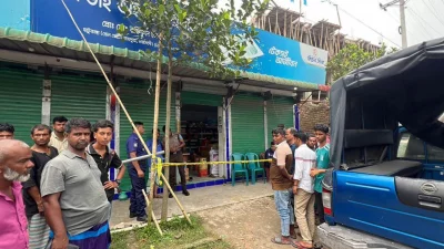 রায়পুরা উপজেলায় ব্যবসাপ্রতিষ্ঠানে ঢুকে এক ব্যবসায়ীকে গলা কেটে ও কুপিয়ে হত্যা করেছে দুর্বৃত্তরা