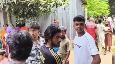 ঘটনাস্থলে স্থানীয়রা