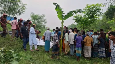 ট্রাক উল্টে খাদে পড়েছে