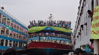 সদরঘাট টার্মিনাল থেকে ছেড়ে যাচ্ছে তাসরিফ-৩ লঞ্চ। ছবি: বাংলা ট্রিবিউন