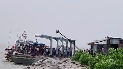 বিপদ থেকে বেঁচে তীরে ফিরেছেন সি-ট্রাকটি