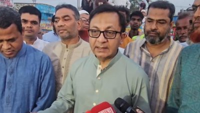 সাভারের আমিনবাজার এলাকায় কাঁচা চামড়া ক্রয় ও বিক্রয় কার্যক্রম পরিদর্শন শেষে কথা বলেন বাণিজ্যমন্ত্রী