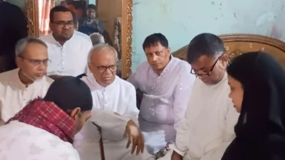 রামিসার পরিবারের সঙ্গে সাক্ষাৎ করছেন প্রধানমন্ত্রীর উপদেষ্টা রুহুল কবির রিজভী। ছবি: সংগৃহীত