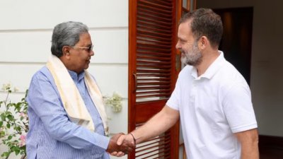 দিল্লিতে কংগ্রেস নেতা রাহুল গান্ধীর সঙ্গে সাক্ষাৎ করেছেন কর্ণাটকের সাবেক মুখ্যমন্ত্রী সিদ্দারামাইয়া। ছবি: ইন্ডিয়া টুডে