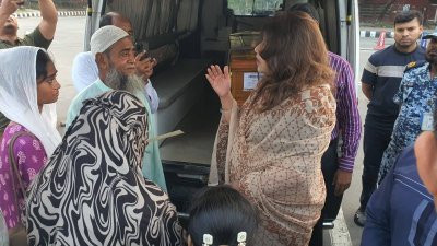 পররাষ্ট্র প্রতিমন্ত্রী শামা ওবায়েদ ইসলাম আজ ইরাকে ক্ষেপণাস্ত্র হামলায় নিহত এক বাংলাদেশি অভিবাসী শ্রমিকের মরদেহ গ্রহণ করেছেন। ছবি: পররাষ্ট্র মন্ত্রণালয়