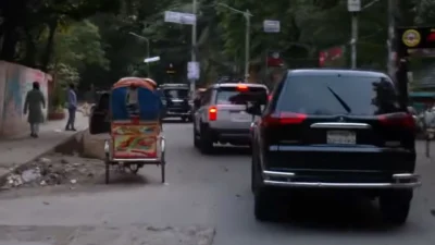 নিজে গাড়ি চালিয়ে রাজধানী ঘুরে দেখেন প্রধানমন্ত্রী তারেক রহমান। ছবি: ভিডিও থেকে