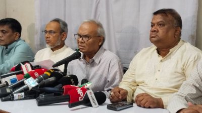 নয়াপল্টনে বিএনপির কেন্দ্রীয় কার্যালয়ে সংবাদ সম্মেলনে বক্তব্য রাখেন দলের সিনিয়র যুগ্ম মহাসচিব ও প্রধানমন্ত্রীর রাজনৈতিক উপদেষ্টা রুহুল কবির রিজভী। ছবি: বাংলা ট্রিবিউন