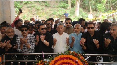 জিয়াউর রহমানের প্রথম সমাধিস্থলে ফুল দিয়ে শ্রদ্ধা জানান অর্থমন্ত্রী