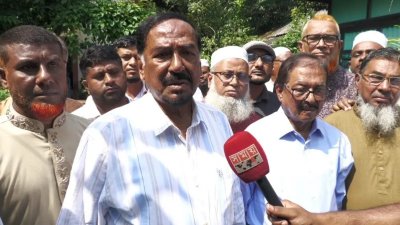 ভোলা জেলা বিএনপি কার্যালয়ে সাংবাদিকদের সঙ্গে কথা বলেন স্পিকার হাফিজ উদ্দিন আহমদ