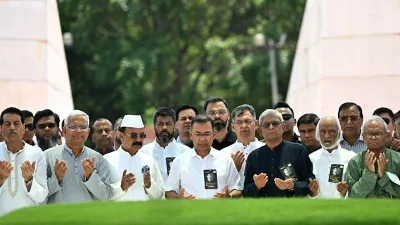 জিয়াউর রহমানের সমাধিতে দোয়া ও মোনাজাত করেন প্রধানমন্ত্রীসহ বিএনপির নেতারা