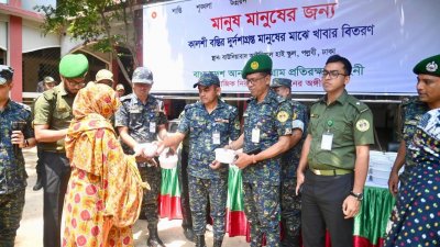 ক্ষতিগ্রস্ত মানুষের সহায়তায় খাবার বিতরণ করেছে বাংলাদেশ আনসার ও গ্রাম প্রতিরক্ষা বাহিনী