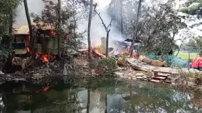 যুবককে পিটিয়ে হত্যার জেরে সন্দেহভাজনদের পাঁচটি ঘরে হামলা-ভাঙচুর ও অগ্নিসংযোগ করেছেন নিহতের স্বজন ও এলাকাবাসী