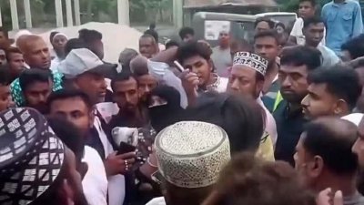 ঘটনাস্থলে মুফতি আমির হামজা ও অন্যরা