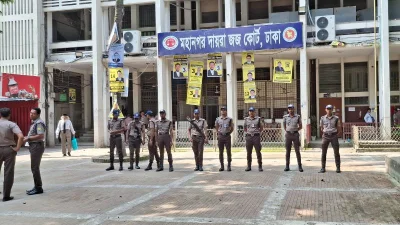 আদালতের সামনের হাজতখানার সামনে ব্যারিকেড দিয়ে অবস্থান নিয়েছে পুলিশ সদস্যরা (ছবি: বাংলা ট্রিবিউন)