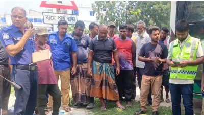 ঘটনাস্থলে পুুলিশ ও স্থানীয়রা