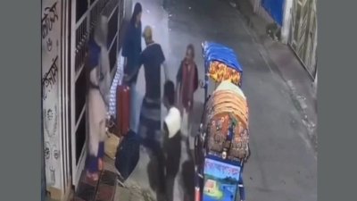 ঈদের ছুটি শেষে ঢাকায় ফেরা ছিনতাইয়ের শিকার দুই নারী (ফাইল ছবি)