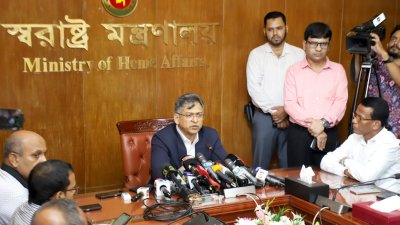 সচিবালয়ে সাংবাদিকদের সঙ্গে কথা বলছেন স্বরাষ্ট্রমন্ত্রী সালাহ উদ্দিন আহমেদ