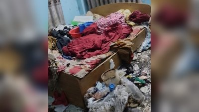 যে কক্ষে নুরজাহান বেগম থাকতেন, সেটি ছিল অপরিচ্ছন্ন ও অগোছালো