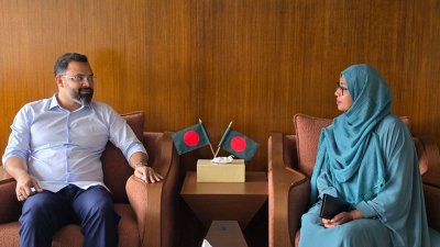 যুব ও ক্রীড়া প্রতিমন্ত্রী আমিনুল হকের সঙ্গে সাক্ষাৎ করেন প্রাথমিক স্কুল শিক্ষিকা সৈয়দা খালেদা আক্তার পলি