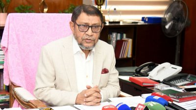 কথা বলছেন  স্বাস্থ্য ও পরিবার কল্যাণমন্ত্রী সরদার মো. সাখাওয়াত হোসেন বকুল