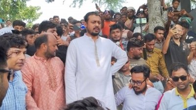 বুধবার দুপুর ১টার দিকে যশোরের শার্শা উপজেলার বেনাপোল সীমান্ত এলাকার বোম্বেতলা মাঠে আলোচনা সভায় বক্তব্য দেন এনসিপির মুখ্য সমন্বয়ক নাসীরুদ্দীন পাটওয়ারী
