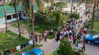 বরগুনা জেলা পরিষদের ডাকবাংলোর একটি কক্ষ থেকে এক নারী ও তার দুই কন্যাসন্তানের লাশ উদ্ধার করেছে পুলিশ